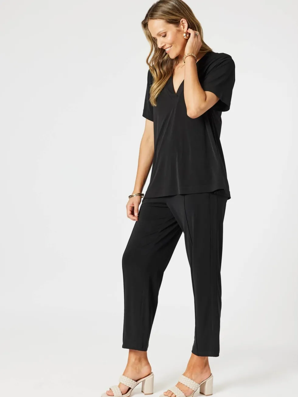 maggie-v-neck-travel-top-bla-uouXZGai-4.webp Women's Work Dresses & Work Wear>Hammock u0026 Vine Maggie V Neck Travel Top - Black