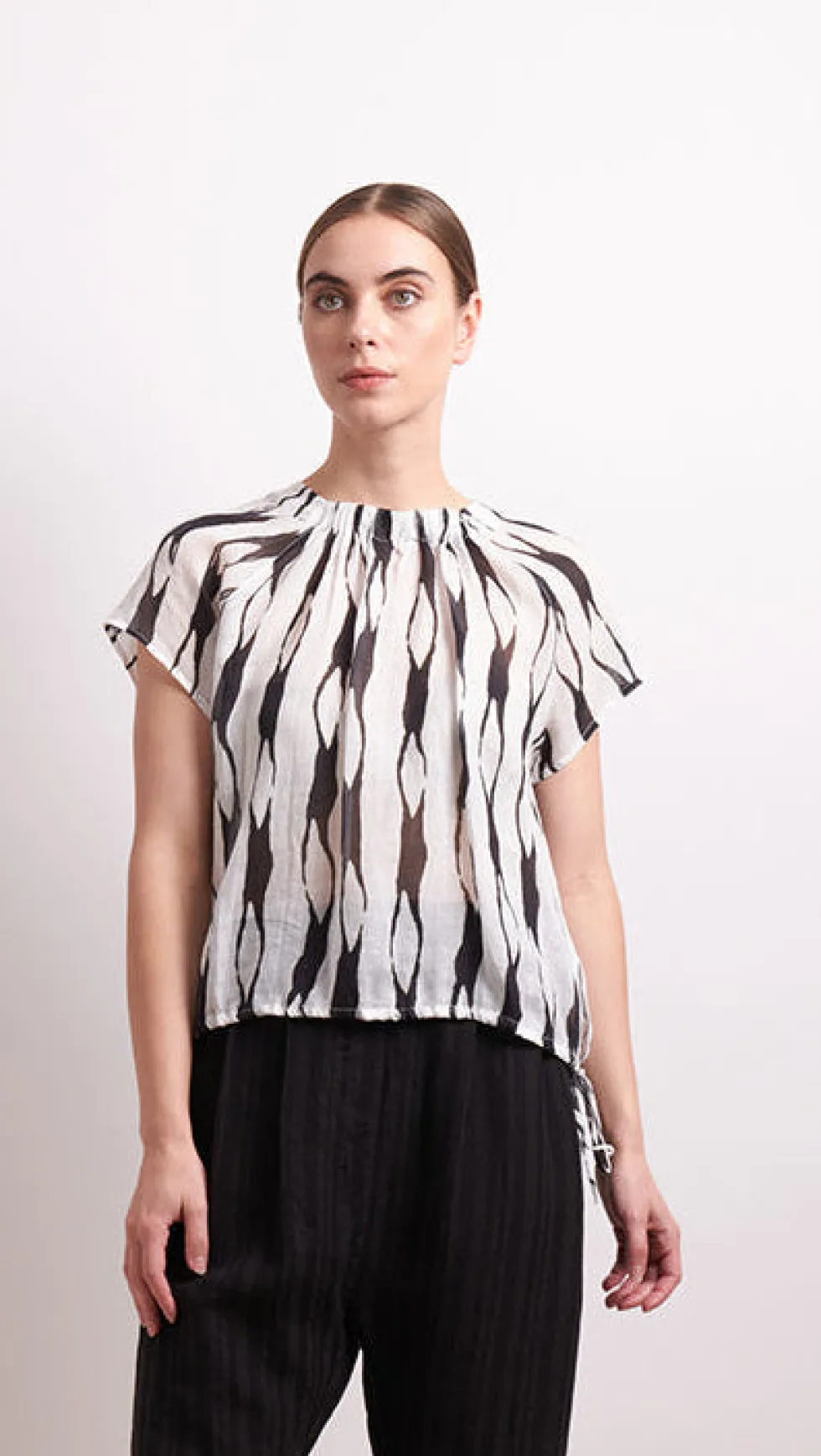 soft-focus-top-liquorice-WFuRSqEO-0.webp Tops|Tops>Neris Soft Focus Top - Liquorice