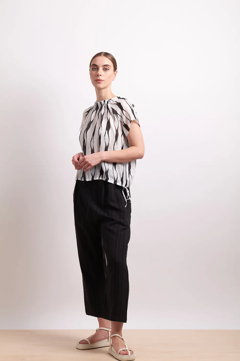 soft-focus-top-liquorice-WFuRSqEO-1.webp Tops|Tops>Neris Soft Focus Top - Liquorice