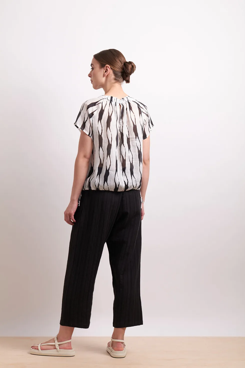 soft-focus-top-liquorice-WFuRSqEO-2.webp Tops|Tops>Neris Soft Focus Top - Liquorice