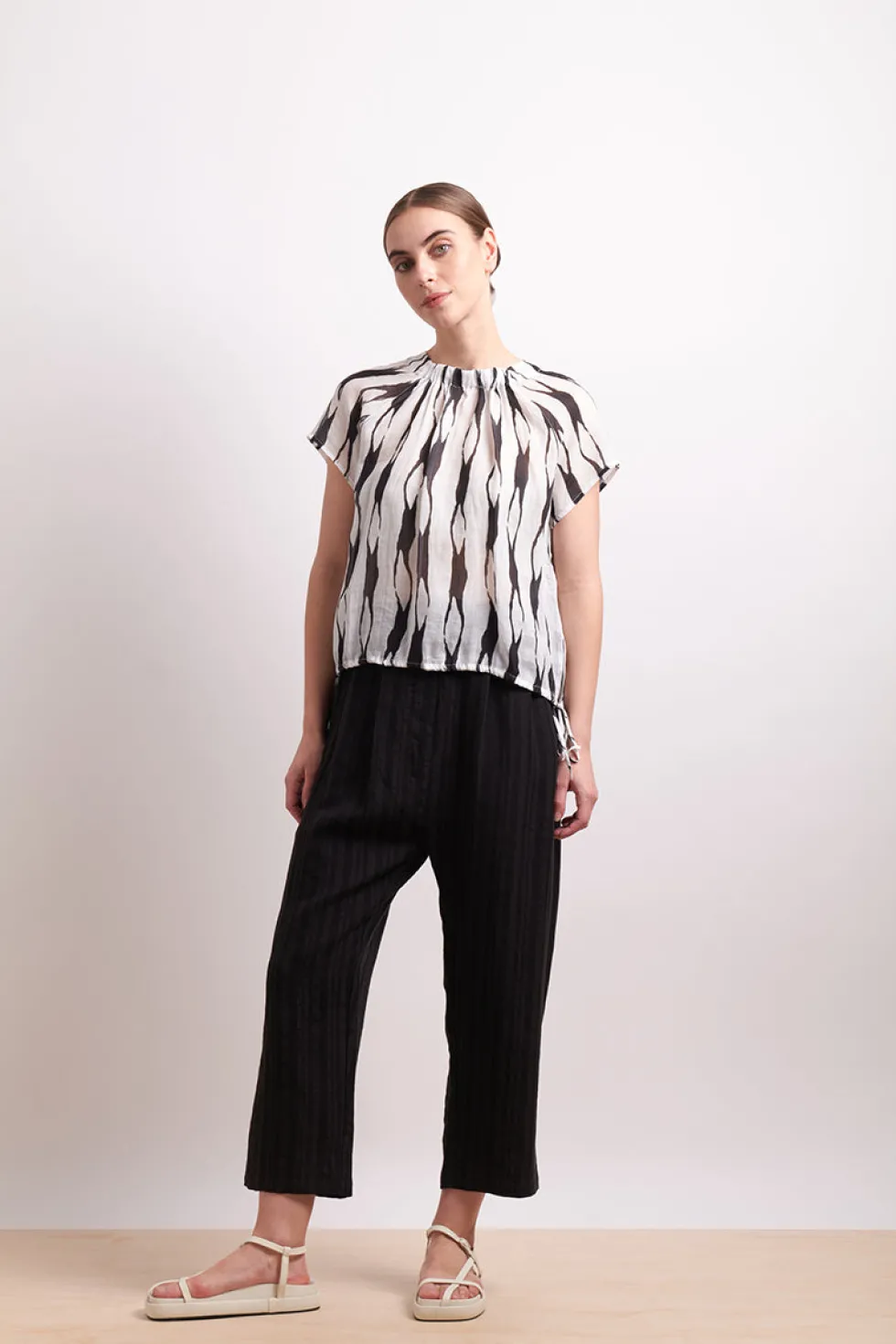 soft-focus-top-liquorice-WFuRSqEO-3.webp Tops|Tops>Neris Soft Focus Top - Liquorice